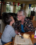 Oma en ik delen de kaas